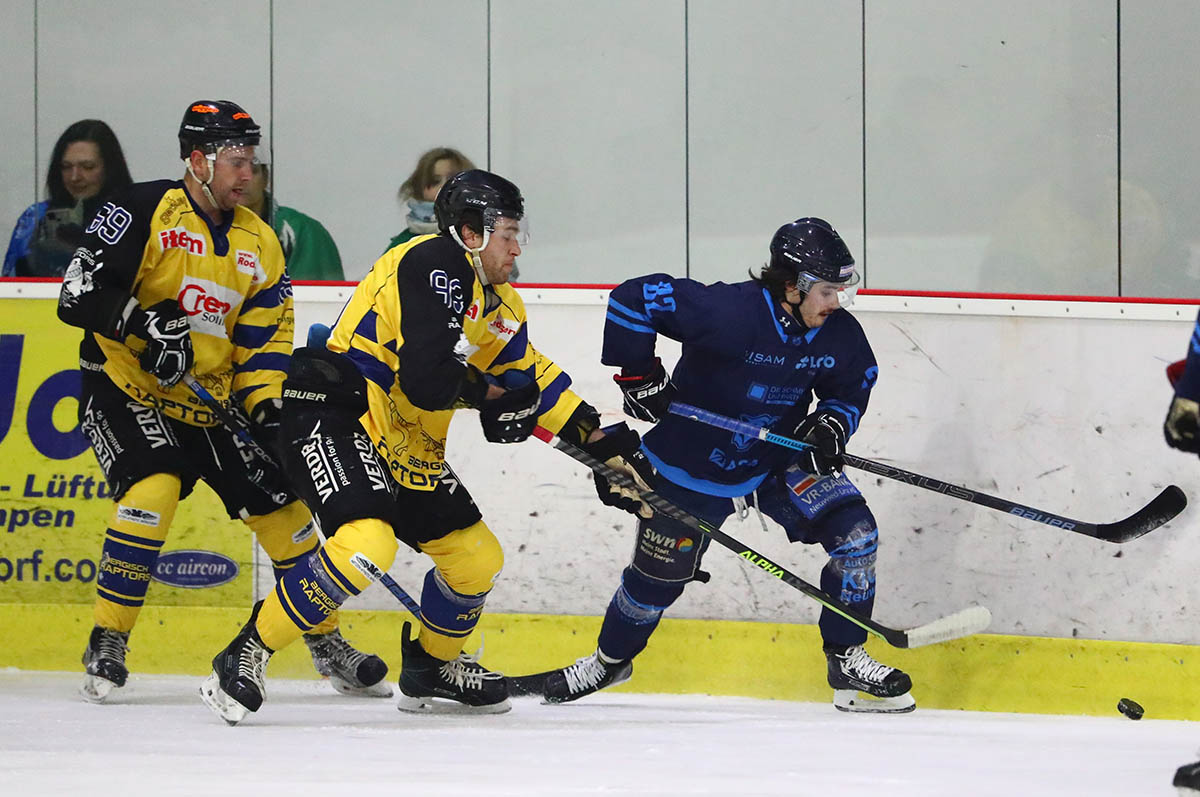 Maximilian Wasser beschftigt hier zwei Solinger Verteidiger. Der EHC-Wirbelwind wurde zum besten Bren-Spieler der Partie gewhlt. Foto: Verein