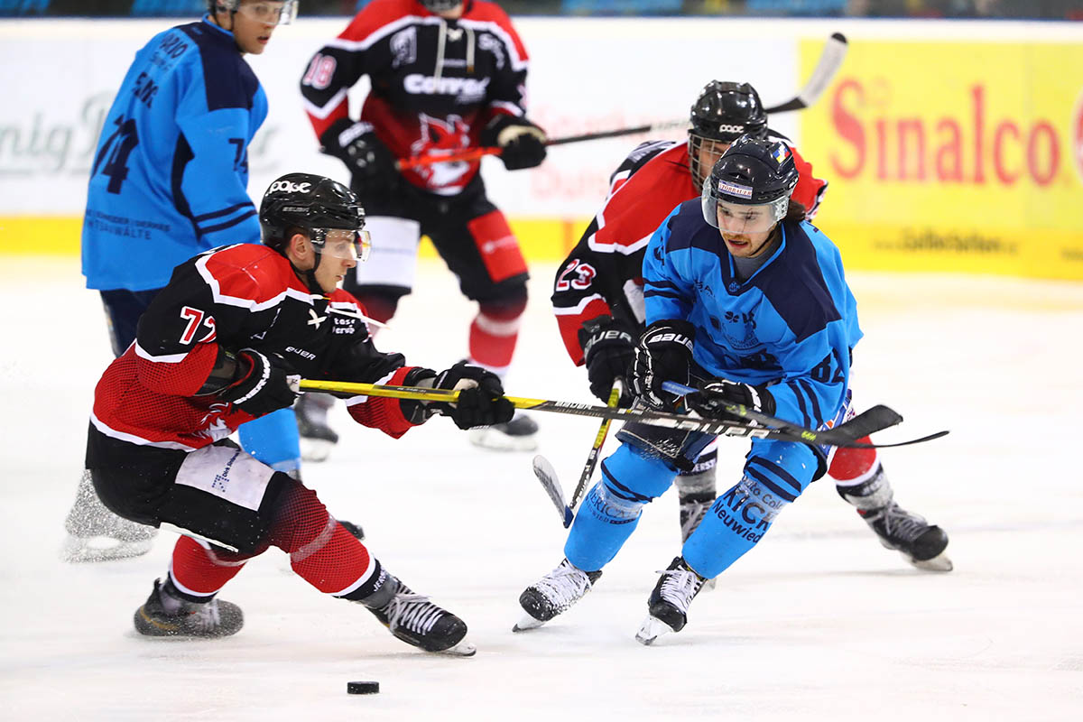 Das Tor von Maximilian Wasser (rechts) zum zwischenzeitlichen 1:2-Anschluss fr den EHC reichte gegen die starken Duisburger nicht aus. Foto: Verein
