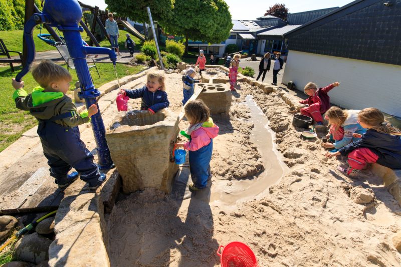 Neue Sand- und Wasserlandschaft macht Westerburger Kita-Kindern viel Freude