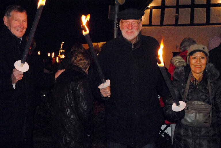 Fackelzug erffnet das Weihnachtsdorf Waldbreitbach