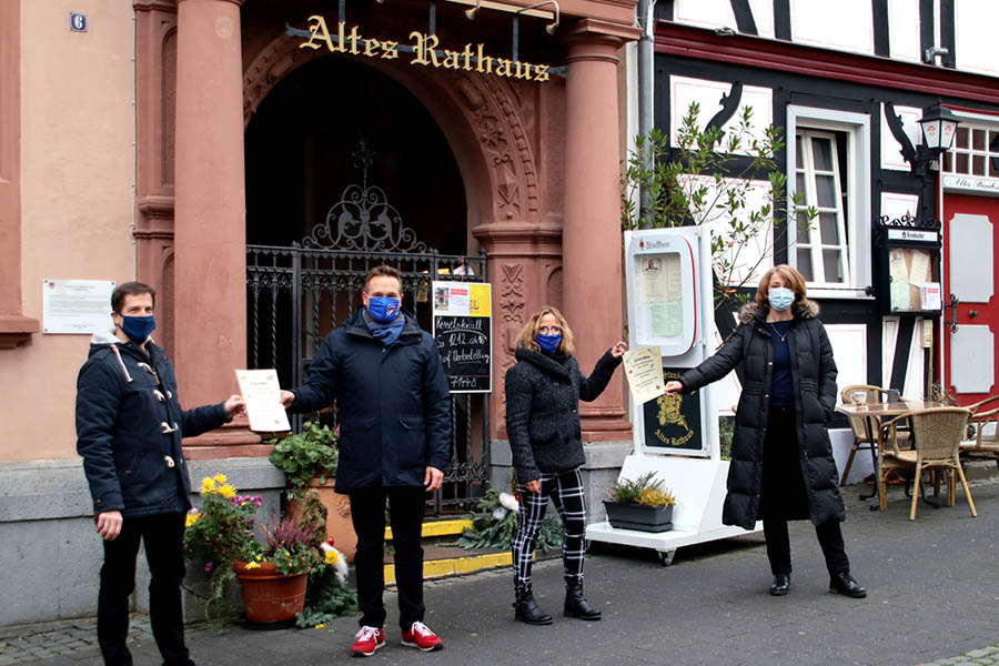 Von links: Gastronom Dieter Schwalb, Erster Beigeordneter Holger Heuser, Nadine Batzella (Fachdienstleiterin Soziales und Asyl) und Gastronomin Anela Schwalb. Foto: Stadt Bad Honnef