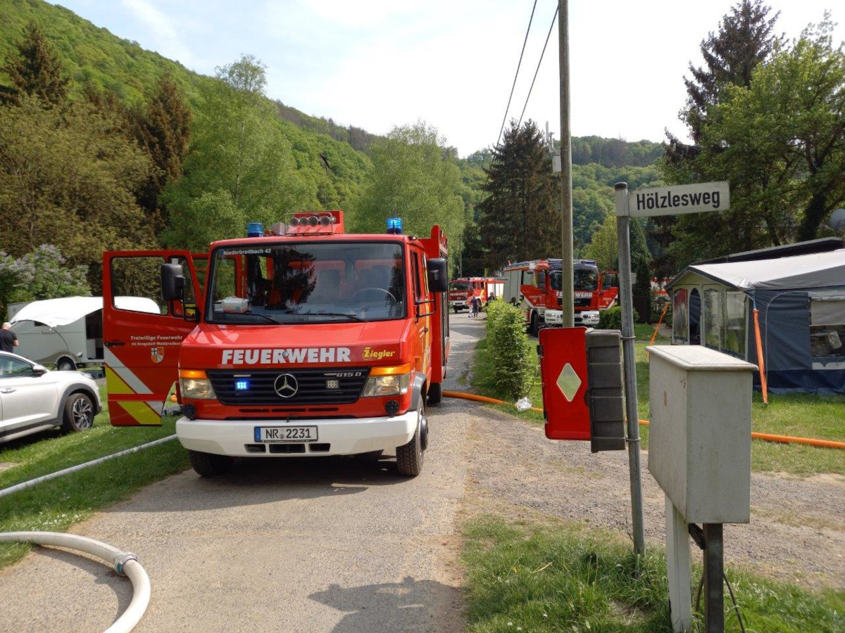 Auf einem Campingplatz im Wiedtal ist am Samstagnachmittag ein Gartenhaus in Brand geraten. (Foto: Feuerwehr Rengsdorf-Waldbreitbach)
