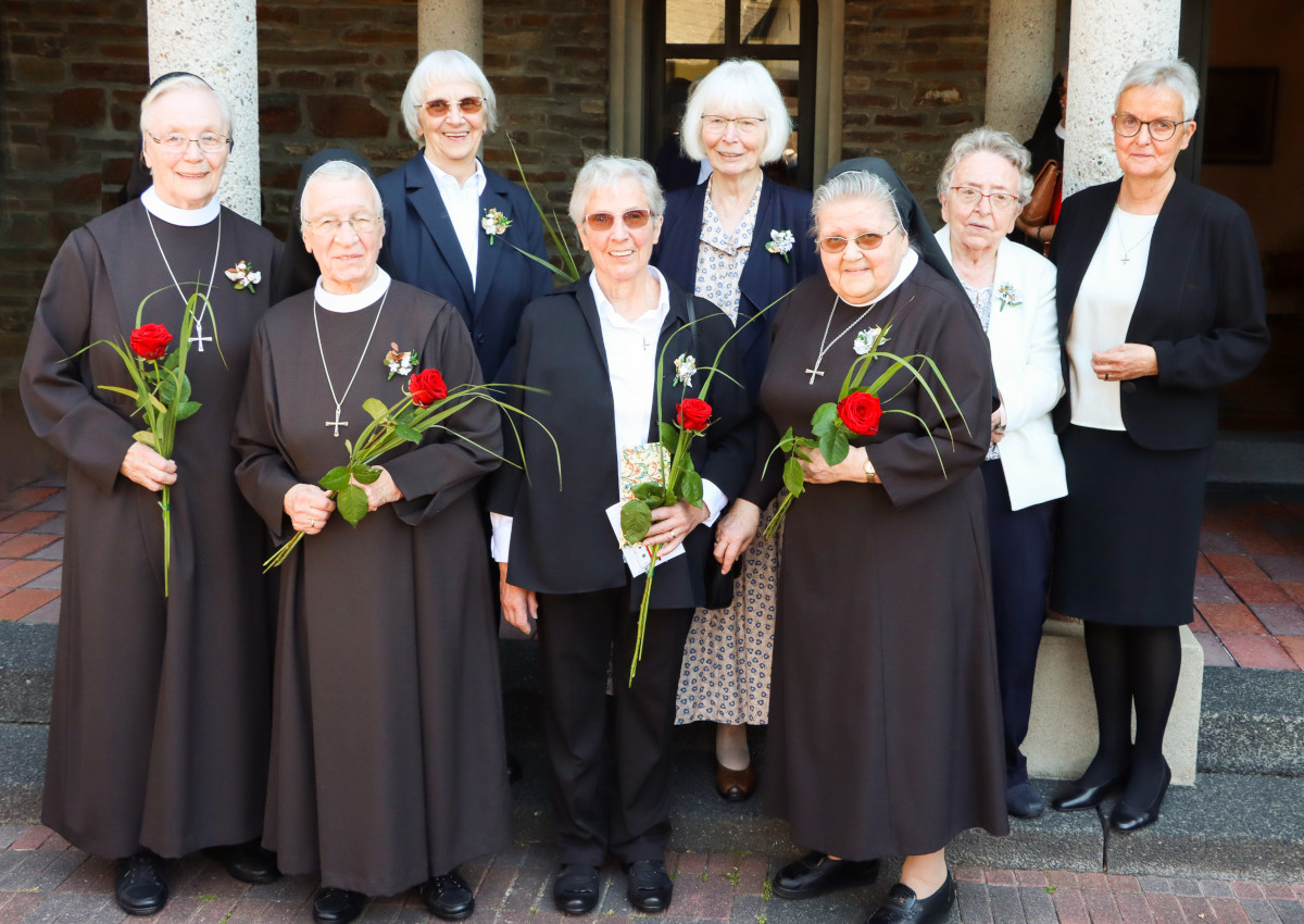 Die Jubilarinnen zusammen mit Generaloberin Schwester Edith-Maria Magar (rechts). (Foto: Marienhaus GmbH)