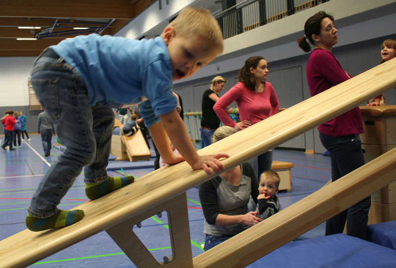 Beim Kinderturnen kommen die Kleinen hoch hinaus. Foto; Privat