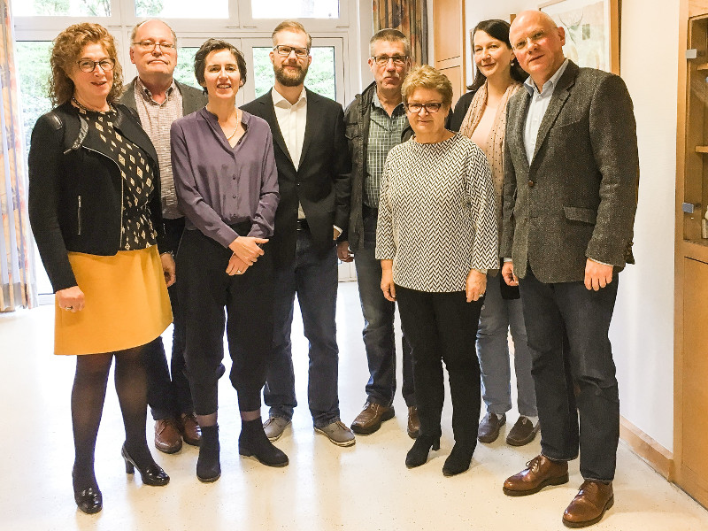 Jens Glowka (4. von links) war auf Einladung von Chefrztin Dr. Margareta Mller-Mbaye (3. von links) nach Waldbreitbach gekommen, um aus seiner Arbeit in der Adoleszenzpsychiatrie am Gemeinschaftskrankenhaus Herdecke zu berichten. Foto: privat
