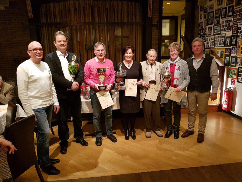 Waren bei den Vereinsmeisterschaften 2016 der St. Sebastianus Schtzenbruderschaft Waldbreitbach erfolgreich: (vorne von links) Harald Dietz, Klaus Peter Klein, Monika Over, Richard Hahn und Annelie Weber. Die Ehrungen nahmen Brudermeister Thomas Over (rechts) und dessen Stellvertreter Martin Durst (links) vor. Foto: Privat