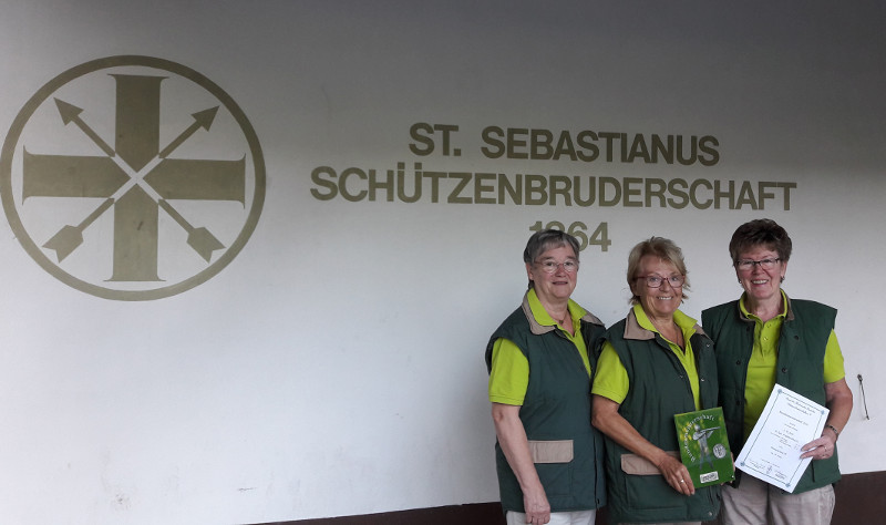 Helga Reiprich (Mitte), Annelie Weber (rechts) und Marita Babenhauserheide bildeten bei den Bundesmeisterschaften in Gymnich das erfolgreiche Trio der St. Sebastianus Schützenbruderschaft. Foto: Verein
