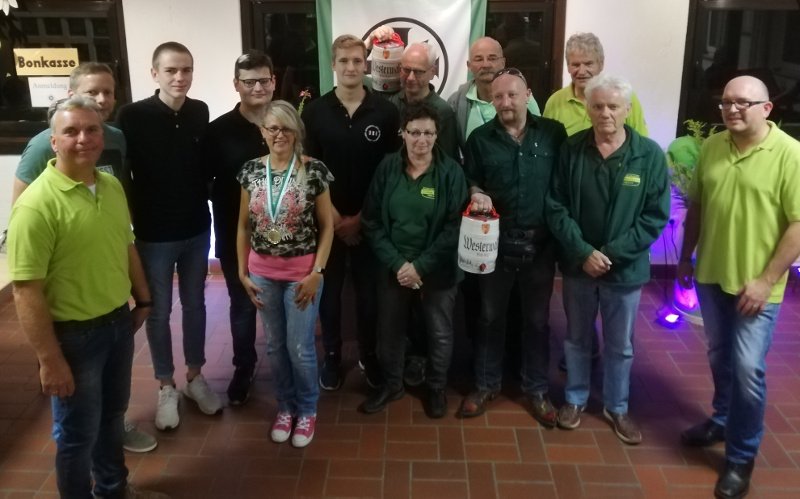 Gruppenbild mit den erfolgreichen Teams, Einzelschtzen und 1. Brudermeister Thomas Over, 2. Brudermeister Martin Durst und Ehrenbrudermeister Justus Reiprich. Foto: Thomas Herschbach
