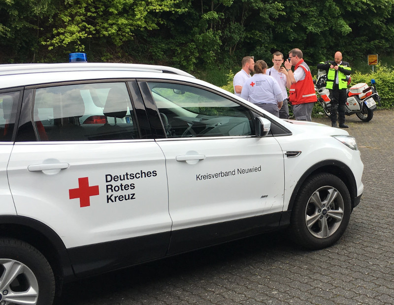 Beratungen und Koordination gehrten zu den wichtigsten Stichworten beim Einsatz des DRK Waldbreitbach und ihrer Partner vom Einsatzleitwagen und dem Kreisbereitschaftsleiter David Lacher. Foto: Thomas Herschbach
