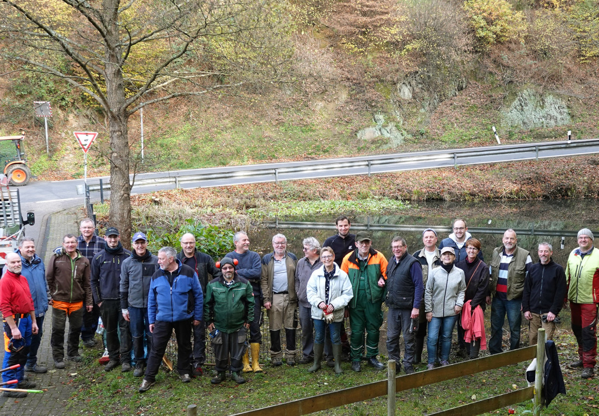 Arbeitstreffen an den "Drei Weihern" in Waldbreitbach: Freiwillige Helfer rumen auf