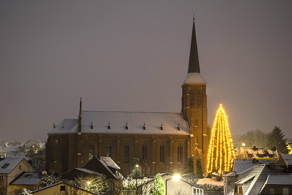 An der Laurentiuskirche in Nentershausen gibt es dieses Jahr erstmals einen weithin sichtbaren, 22 Meter hohen Weihnachtsbaum am Kircheneingang. Foto: Ortsgemeinde Nentershausen