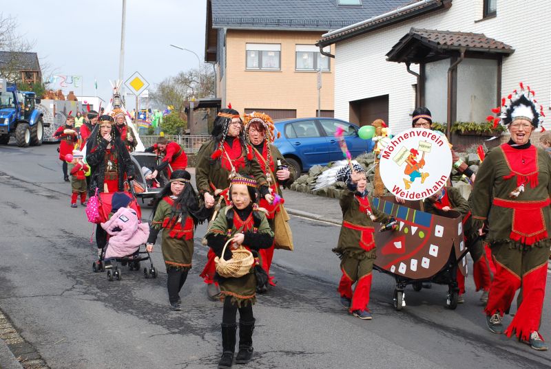 Gggische Hhner starten in den Straenkarneval in Weidenhahn