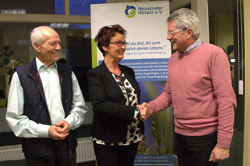 v.l. Horst Roth, Gaby Furthmann und Hans-Peter Knossalla bei der Spendenbergabe. Foto: Hospizverein