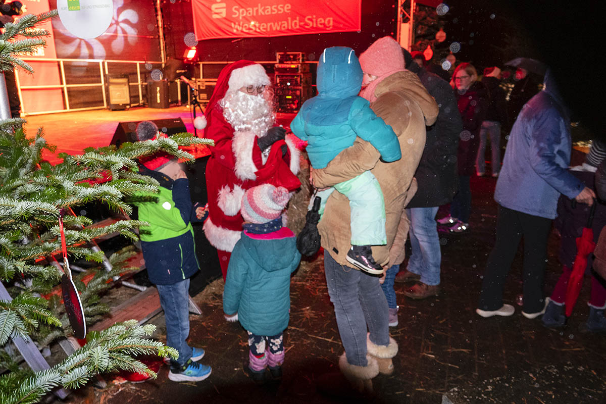 Weihnachtsmarkt Bad Marienberg trotz Nieselregens gut besucht