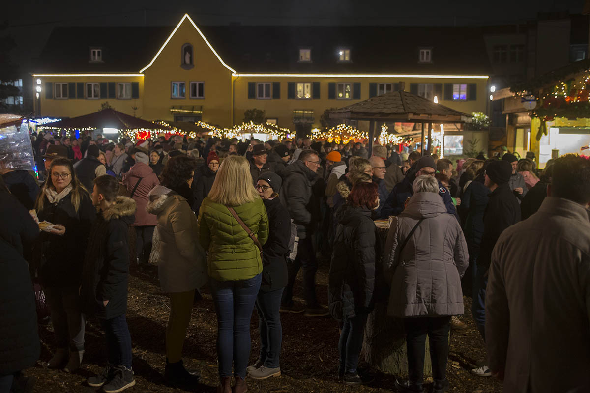 Sehr gut besuchter Markt am Freitagabend. Fotos: Wolfgang Tischler