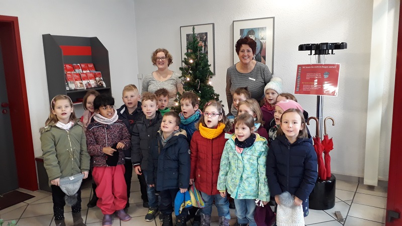 Kita-Kinder schmckten Weihnachtsbaum in der Sparkasse Weitefeld