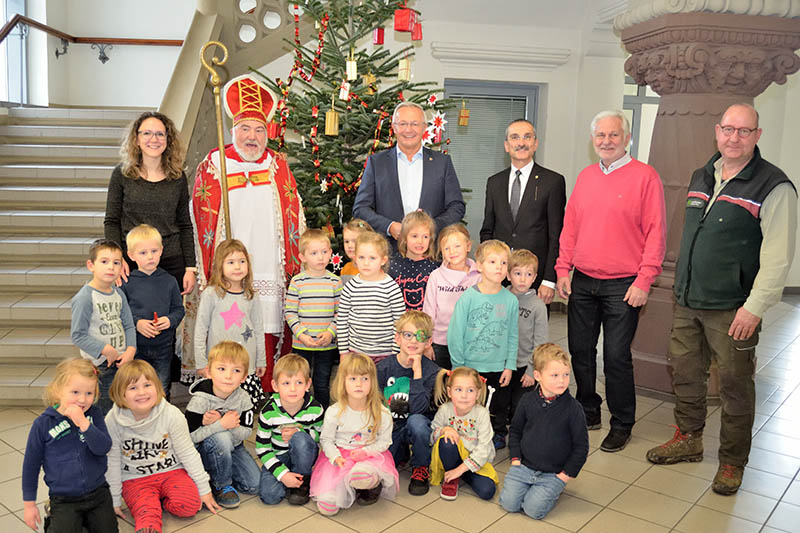 Kinder schmcken Christbaum in Kreisverwaltung Neuwied