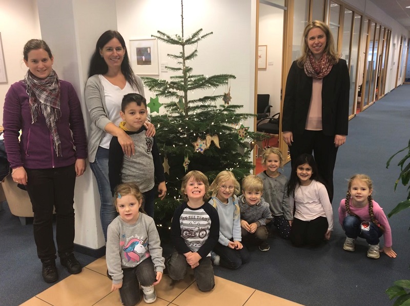 Kleine Helfer schmckten Weihnachtsbaum der Deutschen Bank in Betzdorf