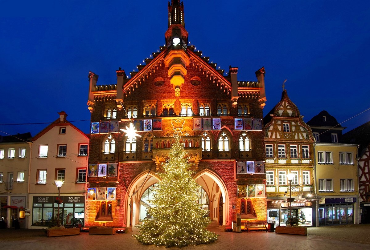 Der prchtig beleuchtete Weihnachtsbaum ist ein echter Blickfang. (Foto: Olaf Nitz)