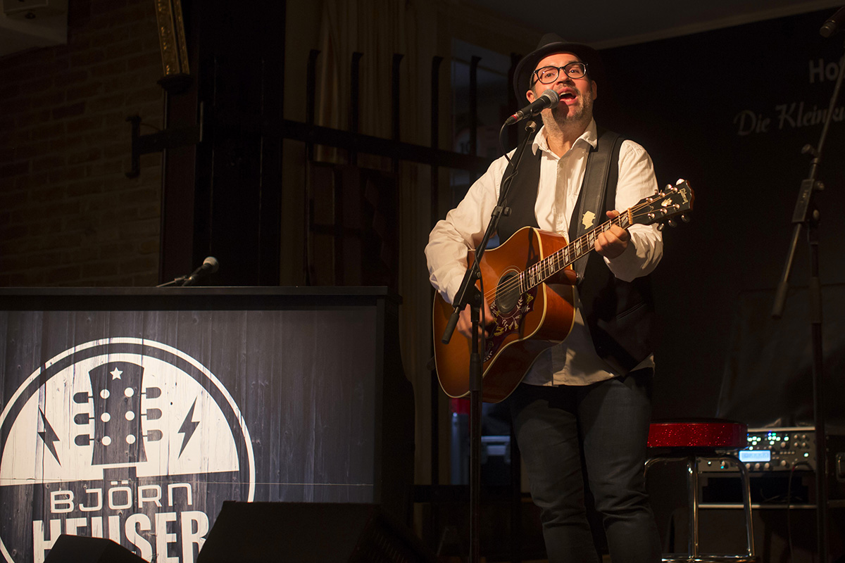 Bjrn Heuser beim Mit-Sing-Live-Konzert in Waldbreitbach. Fotos: Helmi Tischler-Venter