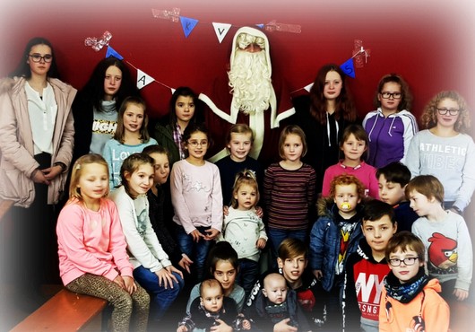 Auergewhnlicher Besuch in der Wagenbauhalle des Karnevalsvereins Scheuerfeld (KVS). Der Weihnachtsmann machte Station. (Foto: Verein)