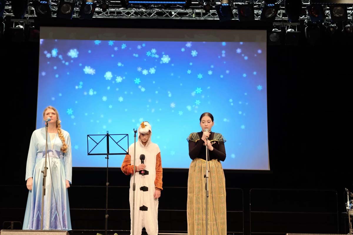 Die Feier wurde mit einem Lied erffnet (Bilder: kk)