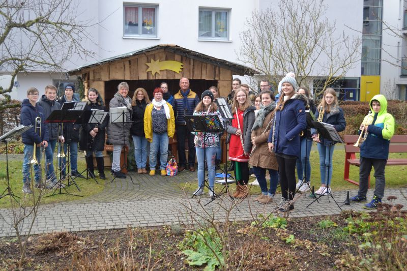 Die lebensgroe Weihnachtskrippe im Innenhof des Alten- und Pflegeheimes des Hospitalfonds in Montabaur wurde mit der Blser-Klasse der Anne-Frank-Realschule, den Rehabilitanden des Bildungswerkes der Hessischen Wirtschaft, Margit Chiera vom Alten- und Pflegeheim und der Generationenbeauftragten Judith Glser eingeweiht. Fotos: privat