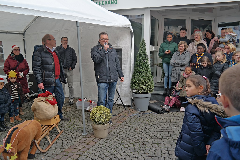 Berno Neuhoff erffnete das Wissener Weihnachtsshopping vor zahlreichen Besuchern. (Fotos: Regina Steinhauer)