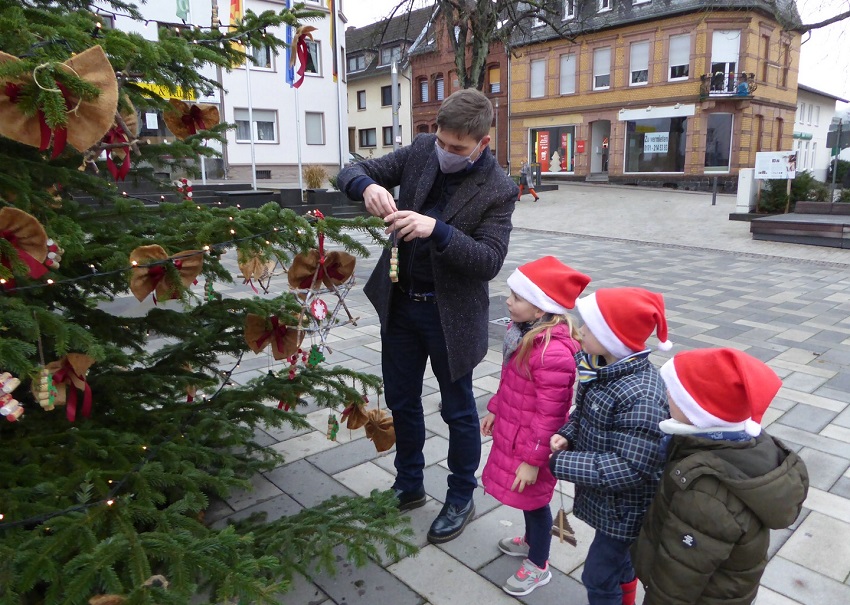 Gemeinsam mit Brgermeister Gibhardt schmckten die Kinder den Weihnachtsbaum. (Fotos: VG-Verwaltung)