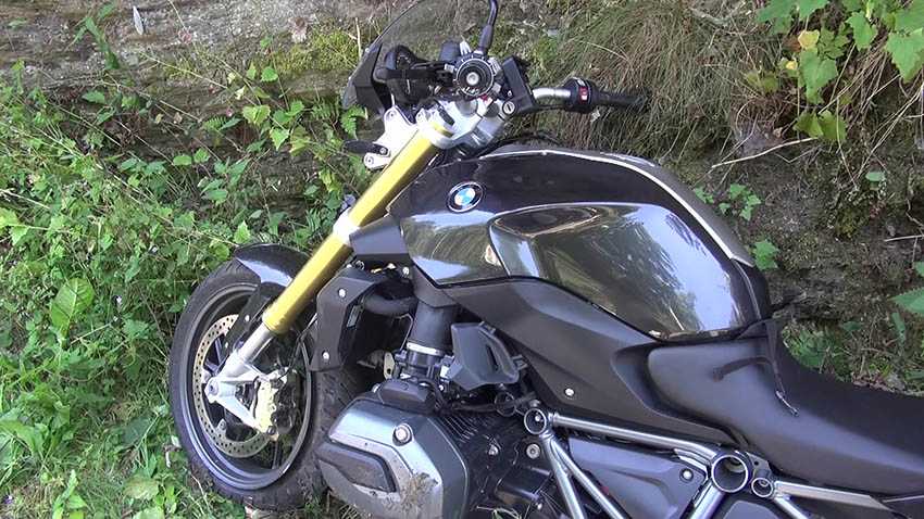 Motorradfahrer fhrt gegen Felswand  schwerst verletzt