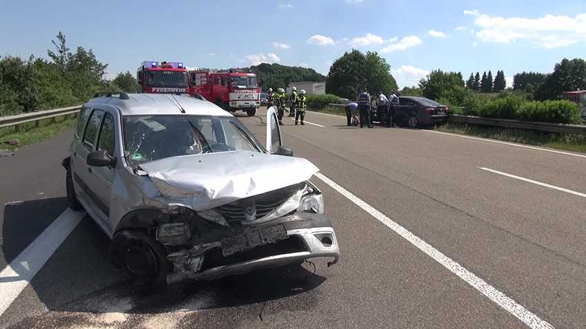 Verkehrsunfall auf A 3  zwei Personen schwer verletzt