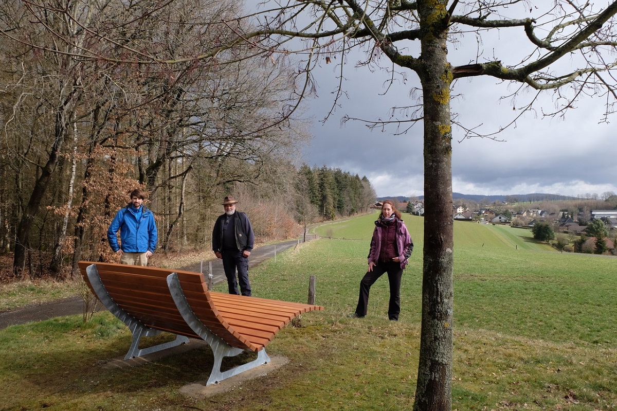 Die erste Wellenliege hat ihren Platz beim Sportplatz in Katzwinkel gefunden und bietet eine schnen Blick ber Katzwinkel bis in den Westerwald. v.l. Lukas Drrie, Dirk Weitershagen und Tanja Becher (Foto: KathaBe)