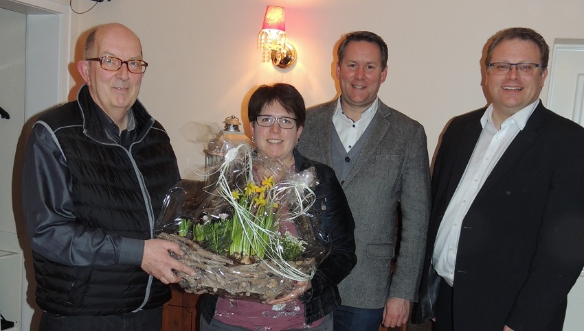 Kreisvorsitzender Michael Wschenbach, sein Stellvertreter Joachim Brenner und erster Kreisbeigeordneter Tobias Gerhardus gratulieren der Landtagsabgeordneten Jessica Weller herzlich zur Geburt ihres Sohnes Noah. (Foto: CDU)