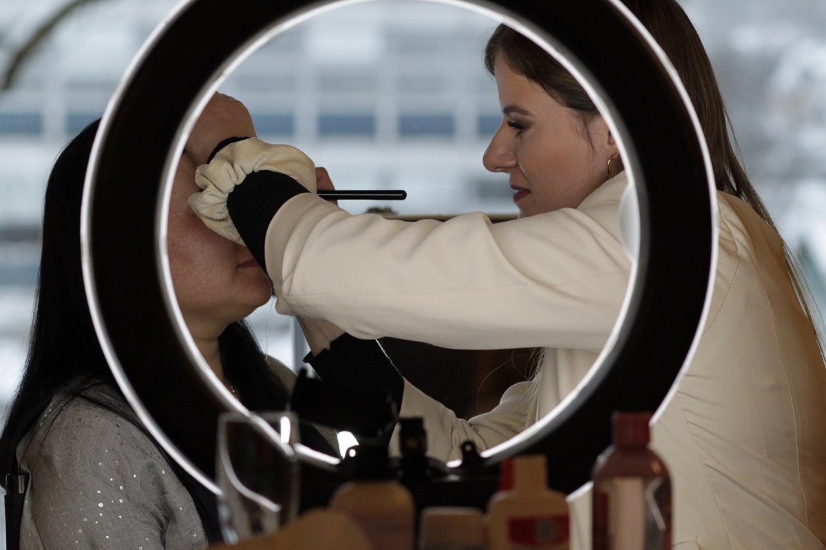 Make-Up Artist Jana Zutis schminkte Teilnehmerinnen und gab Schminktipps. (Fotos: Sabine Hammann-Gonschorek)