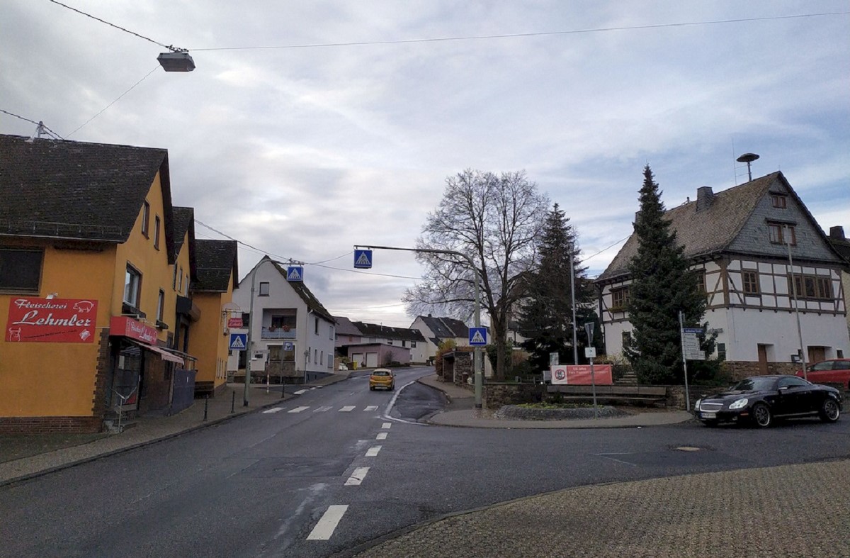 Die Ortsgemeinde Welschneudorf plant die Sanierung des zentralen Dorfbereiches mit dem Rathaus (rechts). (Foto: Herbert A Eberth)
