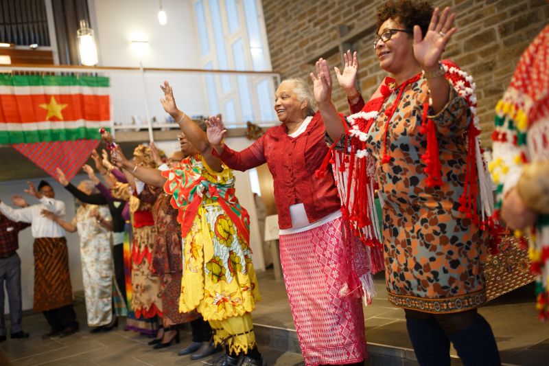 Dutzende Kirchengemeinden im Westerwald haben sich am Internationalen Weltgebetstag beteiligt. Einen besonders schnen gab es in der Evangelischen Kirche in Robach: Dort haben Gste aus Surinam das Land vorgestellt, das in diesem Jahr im Fokus des Weltgebetstags stand. Fotos: Peter Bongard