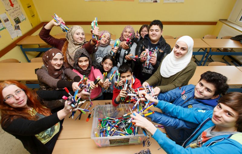 Nicht nur die Schlerinnen und Schler des Sprachfrderkurses am Westerburger Gymnasium (mit ihren Lehrerinnen Heike Niepel und Ricarda Schneider) legen sich fr die Stifte-Sammelaktion des Weltgebetstags ins Zeug. Viele Westerwlder Einrichtungen und Gemeinden machen ebenfalls mit. Foto: Peter Bongard