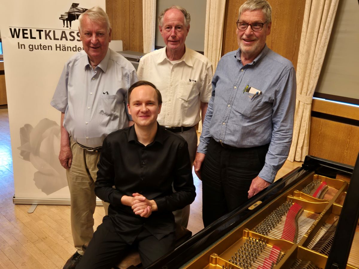 Sehr zufrieden mit dem Gastspiel von Konstantin Zvyagin: Ulrich  Schmalz, Dr. Gnter Arbeiter und Johannes Malmedie (hinten von links). (Foto: vh)