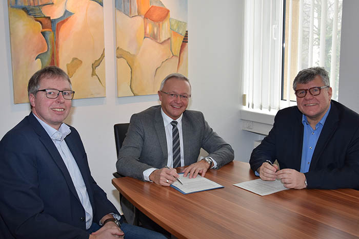 Der Oberradener Ortsbrgermeister Achim Braasch (links) im Gesprch dem Landrat Achim Hallerbach (mitte) und 1. Kreisbeigeordneten Michael Mahlert (rechts). Foto: Kreisverwaltung