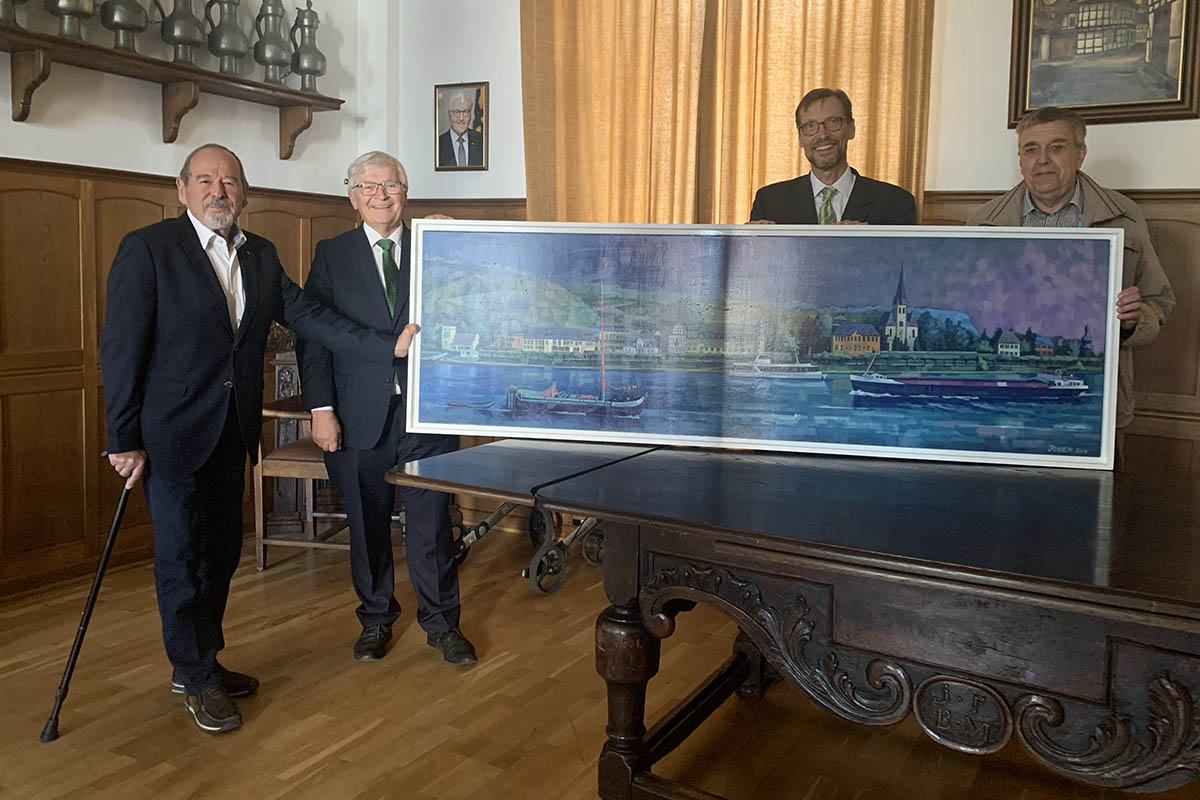 Ein Kunstwerk seines Vaters Gerhard bergab Sohn Roland Juchem jetzt der Stadt Unkel mit Stadtbrgermeister Gerhard Hausen, dem Beigeordneten Gnter Kpper und Stadtratsmitglied Manfred Mnch, einem Neffen des vor einem Jahr verstorbenen Knstlers. Foto: Kulturstadt Unkel / Thomas Herschbach