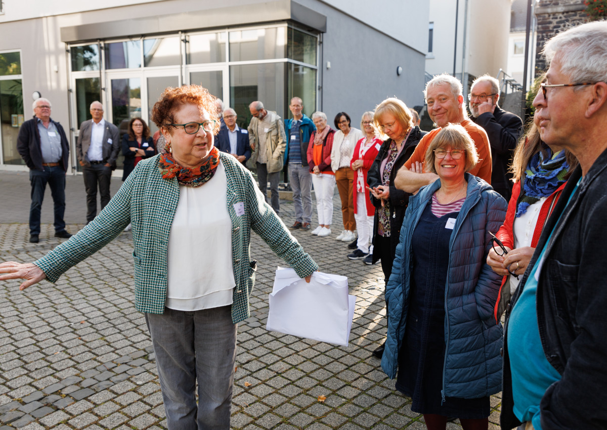 Die Referentin des Tages, Cornelia Coenen-Marx (links), ermutigt die Teilnehmenden, Dinge einfach anzupacken, statt allzu langwierig zu planen. (Fotos: Peter Bongard)