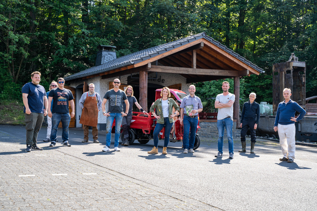 Nach den Dreharbeiten im Besucherbergwerk stellt sich das Filmteam mit der Moderatorin Anna Lena Drr (Bildmitte) und Mitgliedern des Bergwerksteams zu einem Foto. (Foto: Betzdorf digital)