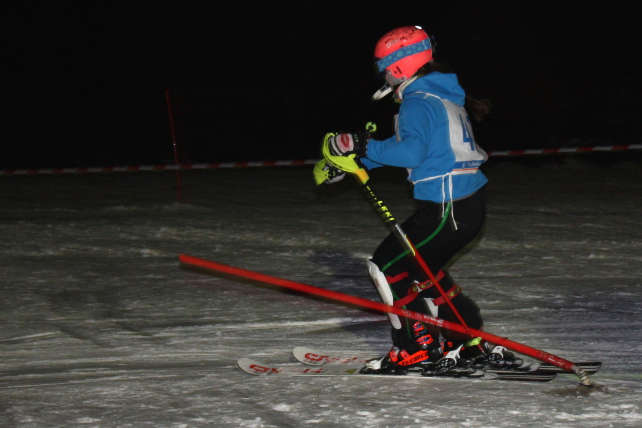 Franziska Koch mit der Startnummer 47 umkurvt gekonnt die Slalomstange Foto: jkh