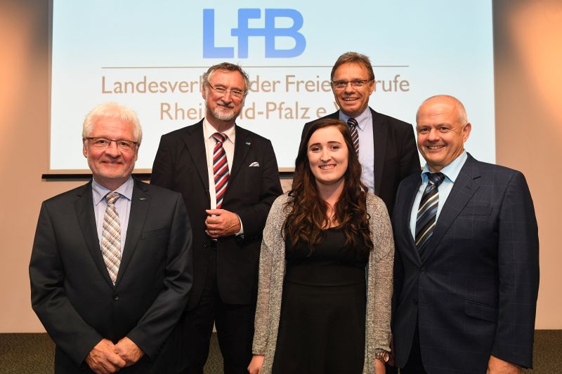 (hintere Reihe v.l.n.r.) Edgar Wilk, Prsident des LFB, und Hans Beckmann, Staatssekretr im Ministerium fr Bildung, gratulieren gemeinsam mit Dr.-Ing. Horst Lenz, 1. Vizeprsident des LFB, (vordere Reihe, links) sowie Dr. Andreas Kiefer, 2. Vizeprsident des LFB, (rechts) der Absolventin Marie-Fabienne Schmengler zu ihrem herausragenden Ausbildungsabschluss. (Nicht auf dem Foto: Daniel Schrubba). Foto: LFB / Schfer