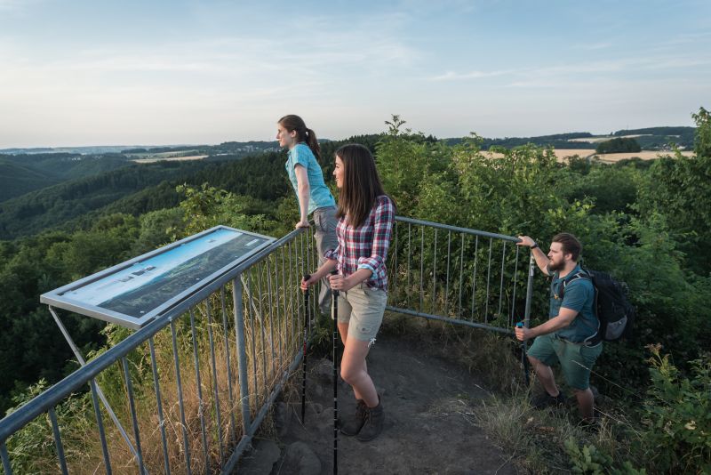 Wanderer auf dem Westerwald-Steig am Robacher Hubchen. Fotos: Andreas Pacek