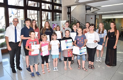 Die Gewinner des 49.  Internationalen Jugendwettbewerbs der Volks- und Raiffeisenbanken mit Geschftsstellenleiter Marco Strunk sowie Serviceberaterin Laura Laszlo (rechts im Bild). (Foto: Volksbank Daaden)