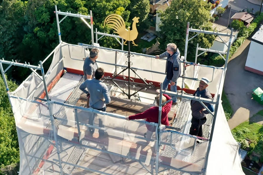 Neuer Wetterhahn glnzt in der Sommersonne 