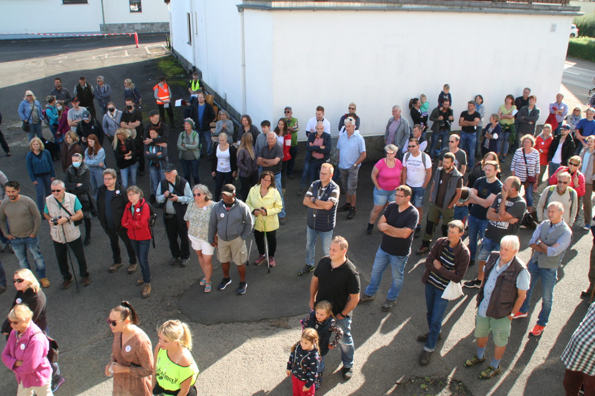 Rund 150 Interessierte fanden sich am Sonntagmorgen auf Einladung der BI gegen die B8-Umgehung am Gasthof Zur Post ein. (Fotos: Privat)