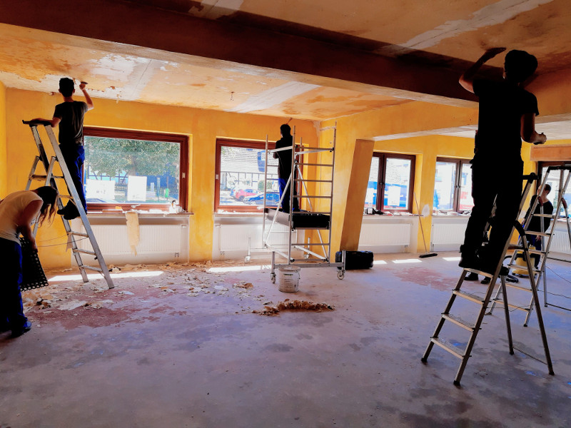 Im sogenannten Gesellschaftszimmer wurde fleiig gearbeitet, und inzwischen sieht der kleine Saal im Gasthof Zur Post schon sehr ansehnlich aus. Foto: Verein
