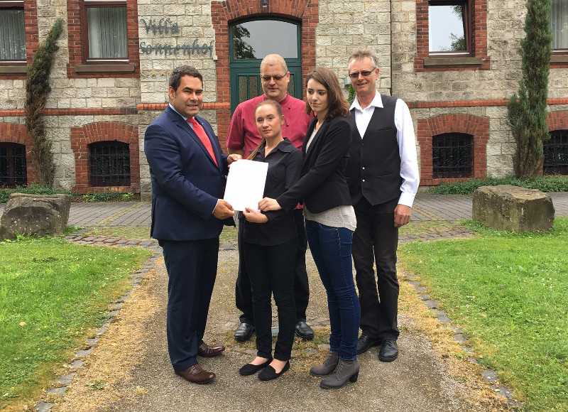 Vor der Villa Sonnenhof: (von links) Oliver Rohrbach, IHK-Regionalgeschftsfhrer Altenkirchen, Inhaber Oliver-Michael Franz, Kristina Kiel, Maria Mokro, Inhaber Jrgen Deneu. Foto: IHK Koblenz
